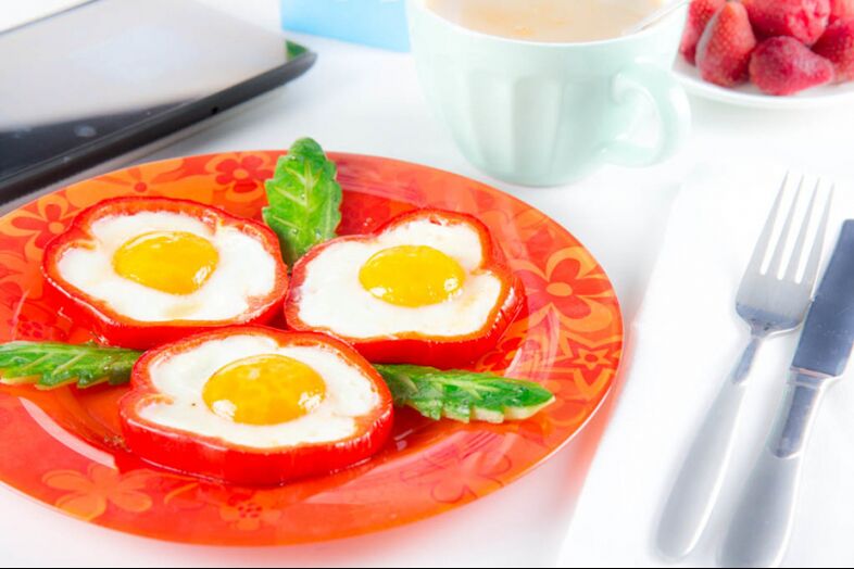 Fried eggs with pepper - a hearty dish in the egg diet menu