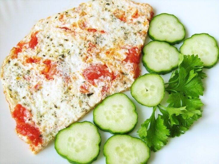 Protein omelette with cheese and vegetables - a delicious breakfast with an egg diet