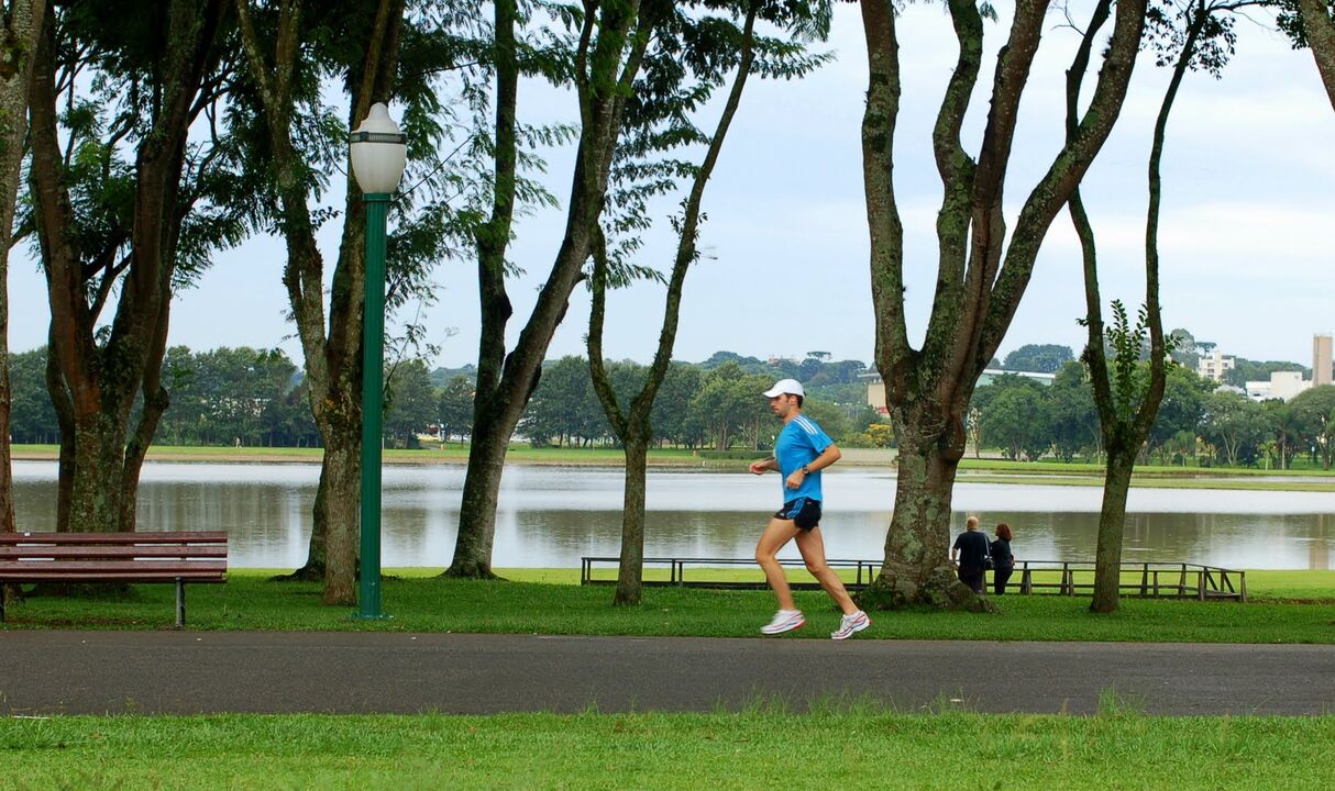 Running in the park is easier than running on asphalt, the important thing is to choose the right clothes and shoes